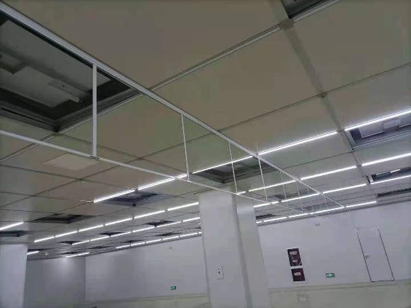 夾絲玻（bō）璃擋煙垂壁